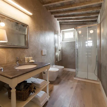 Top-floor Flat Close To Arno فلورنس
